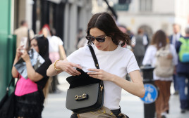 אלכס צ'אנג מדגמנת את הטרנד (צילום: Neil P. Mockford/Getty Images for Gucci)