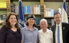יצחק הרצוג במפגש עם חיים סולו (צילום: דוברות בית הנשיא)