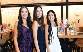 ליבי, זוהרה ורחל תורג׳מן (צילום: דרור מוטולה)