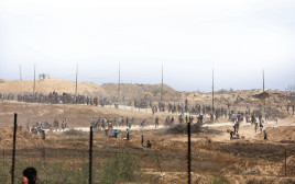 פלסטינים בתור לקבלת חבילת סיוע  (צילום: רויטרס)