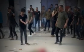 תושב עזה מוצא להורג על ידי פעילי חמאס (צילום:  "אלמונסק" - עמוד הפייסבוק של מתפ״ש בשפה הערבית )
