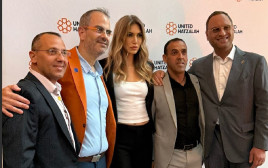 אלי שרעבי והמארחים אדאורד ונטלי היסטר אוסטד ולאלי ביר  (צילום: Chris Taggart)