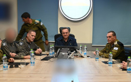 אייל זמיר, ישראל כ"ץ, תומר בר (צילום: אלעד מלכה, משרד הביטחון)