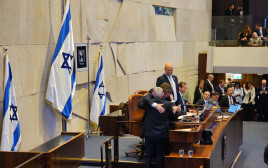 נשיא ארגנטינה חאבייר מיליי ובנימין נתניהו מתחבקים במליאת הכנסת  (צילום: אברהם בלוך)