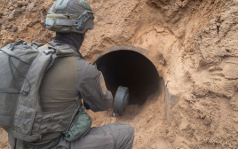 עין הנדסית, ידי זהב. לוחמי הנדסה קרבית בפתח פיר מנהרה (צילום: דובר צה"ל)