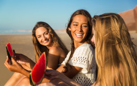 אוכלות אבטיח (צילום: אינגאימג)