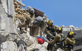 זירת הפגיעה הישירה בבת ים (צילום: אלון חכמון)