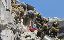 בניין המגורים בבת ים שנפגע מהטיל האיראני   (צילום: אלון חכמון)