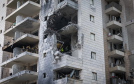 הבניין בפתח תקווה שנפגע מטיל איראני (צילום: חיים גולדברג, פלאש 90)