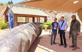 יוסי דגן ליד שבר טיל איראני (צילום: דוברות מועצת שומרון)