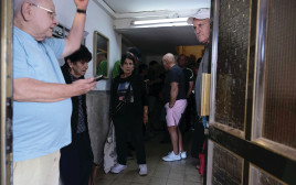 מבוגרים בממ"ד בזמן אזעקה (צילום: אבשלום ששוני)
