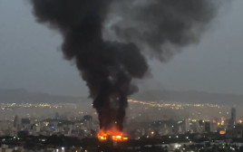 אש בוערת בטהרן (צילום: רשתות ערביות)