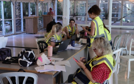פעילויות למפונים במלון כפר המכביה (צילום: אבשלום ששוני)