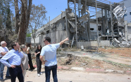 נשיא המדינה הרצוג ביקר במכון ויצמן לאחר הפגיעה הישירה (צילום: עמוס בן גרשום/לע״מ)