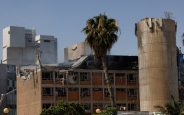פגיעה ישירה בבית החולים סורוקה (צילום: רויטרס)