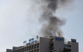 פגיעה ישירה בבית החולים סורוקה (צילום: רויטרס)