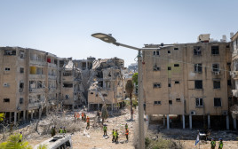 פגיעה ישירה בחולון (צילום: חיים גולדברג, פלאש 90)