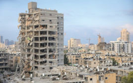 פגיעת הטיל בבניין בבת ים (צילום: חיים גולדברג פלאש 90)