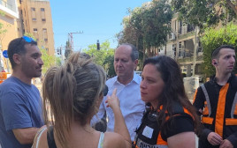 ברקת מבקר בזירת הפגיעה ברמת גן (צילום: דוברות עיריית רמת גן)