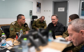 הערכת מצב- ישראל כ"ץ והרמטכ"ל אייל זמיר (צילום: אריאל חרמוני, משרד הביטחון)