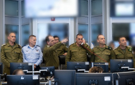 אייל זמיר בחדר המבצעים (צילום: דובר צה"ל)