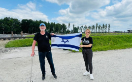 רווית לוין ואביה על רקע מחנה ההשמדה אושוויץ-בירקנאו (צילום: פרטי)