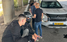 ישראלים תופסים מחסה מתחת לגשר בזמן אזעקה (צילום: יוסי אחימאיר)