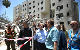 הרצוג וחולדאי בביקור בזירת הנפילה בתל אביב (צילום: חיים צח לע"מ)