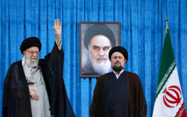 חסן חומייני לצד עלי חמינאי (צילום: רויטרס)