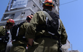 כוחות פיקוד העורף בזירת הפגיעה בבת ים (צילום: אבשלום ששוני)