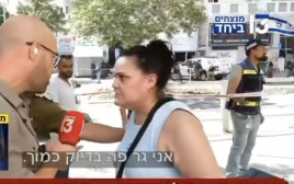 פז רובינזון מרשת 13 מראיין בזירת ההרוגים בבאר שבע (צילום: צילום מסך רשת 13)