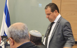 ח"כ איימן עודה בדיון להדחתו בוועדת הכנסת (צילום: אברהם בלוך)