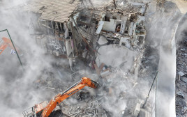 הריסת הבניין שנפגע מטיל איראני ברמת גן (צילום: אבשלום ששוני)