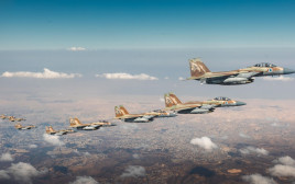 מטוסי הקרב של חיל האוויר בדרכם לגלי התקיפות באיראן (צילום: דובר צה"ל)