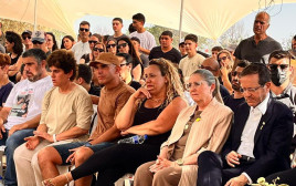נשיא המדינה ורעייתו, יצחק ומיכל הרצוג, עינבר קידר - כלתה של עפרה וילדיה - אלעד, יעל ואורן (צילום: דוברות קיבוץ בארי)