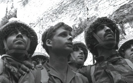 הצנחנים בכותל במלחמת ששת הימים (צילום: ארכיון דוד רובינגר, לע''מ)