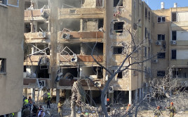 הבניין שנפגע מטיל בחולון (צילום: אבשלום ששוני)