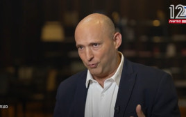 נפתלי בנט בראיון בפגוש את העיתונות (צילום: צילום מסך)