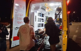 פינוי הפצוע (צילום: ללא קרדיט)