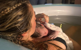 אן זיוי ובנה הראשון (צילום: אינסטגרם)