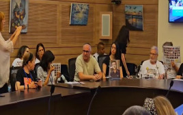 יוסי כהן, אביו של עמית כהן ז"ל, בוועדה לביטחון לאומי בכנסת (צילום: אברהם בלוך)