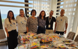 בכירי עמותת שניר מחלקים ערכות פנאי  (צילום: יח"צ)