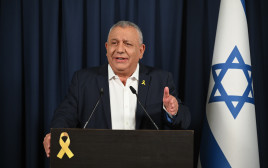 גדי איזנקוט בהצהרתו לאחר הפרישה (צילום: אבשלום ששוני)