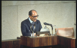 אנואר סאדאת נואם בכנסת (צילום: יעקב סער, לע"מ)