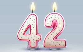 עוד רגע בת 42 (צילום: אינג'אימג')