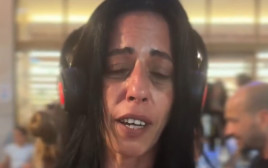 עינב צנגאוקר מאזינה לדיווח הדמיוני על החזרת החטופים (צילום: קבוצת "חסמה")