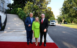 בנימין ושרה נתניהו עם דונלד טראמפ  (צילום: אבי אוחיון, לע"מ)