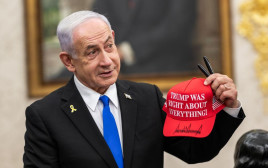 בנימין נתניהו עם כובע חתום של טראמפ (צילום: הבית הלבן)