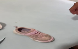 מכשיר האזנה בנעליים (צילום: צילום מסך)