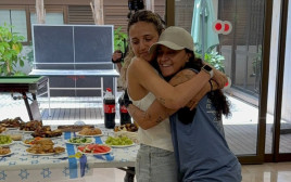 רומי גונן ואמילי דמארי (צילום: מטה משפחות החטופים)